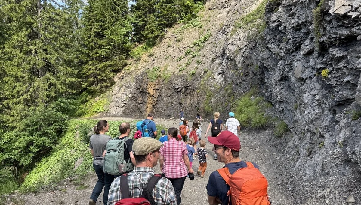 Familiengruppe in Schröcken unterwegs | © Markus Hugger