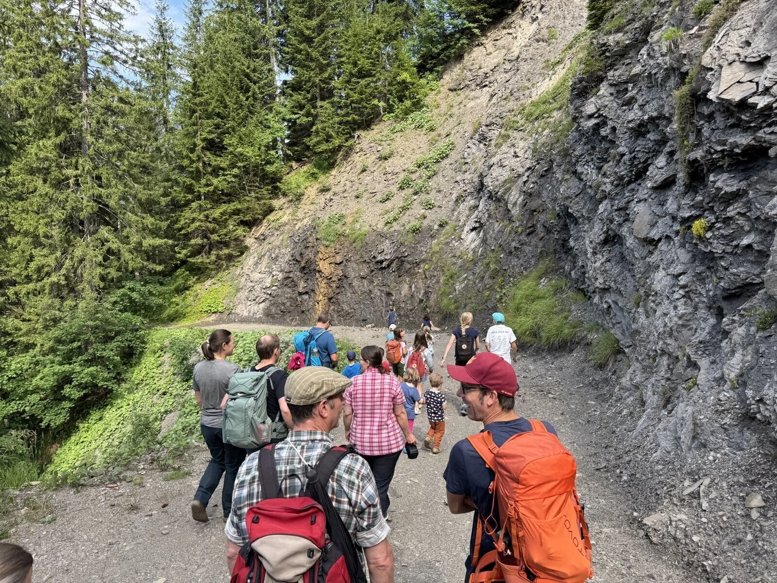Familiengruppe in Schröcken unterwegs | © Markus Hugger