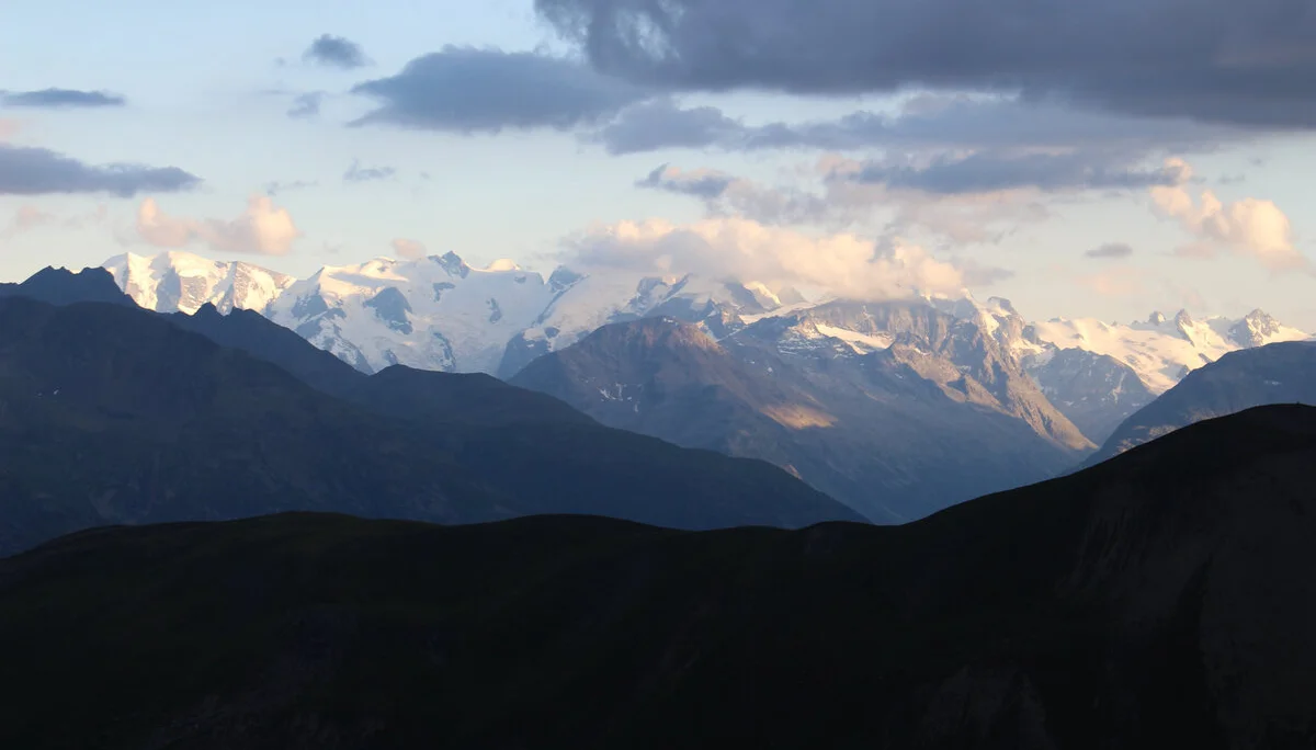 Abendstimmung auf der Chamanna d’Es-cha (2594 m) mit herrlichem Bernina-Blick | © Stefan Weinmann