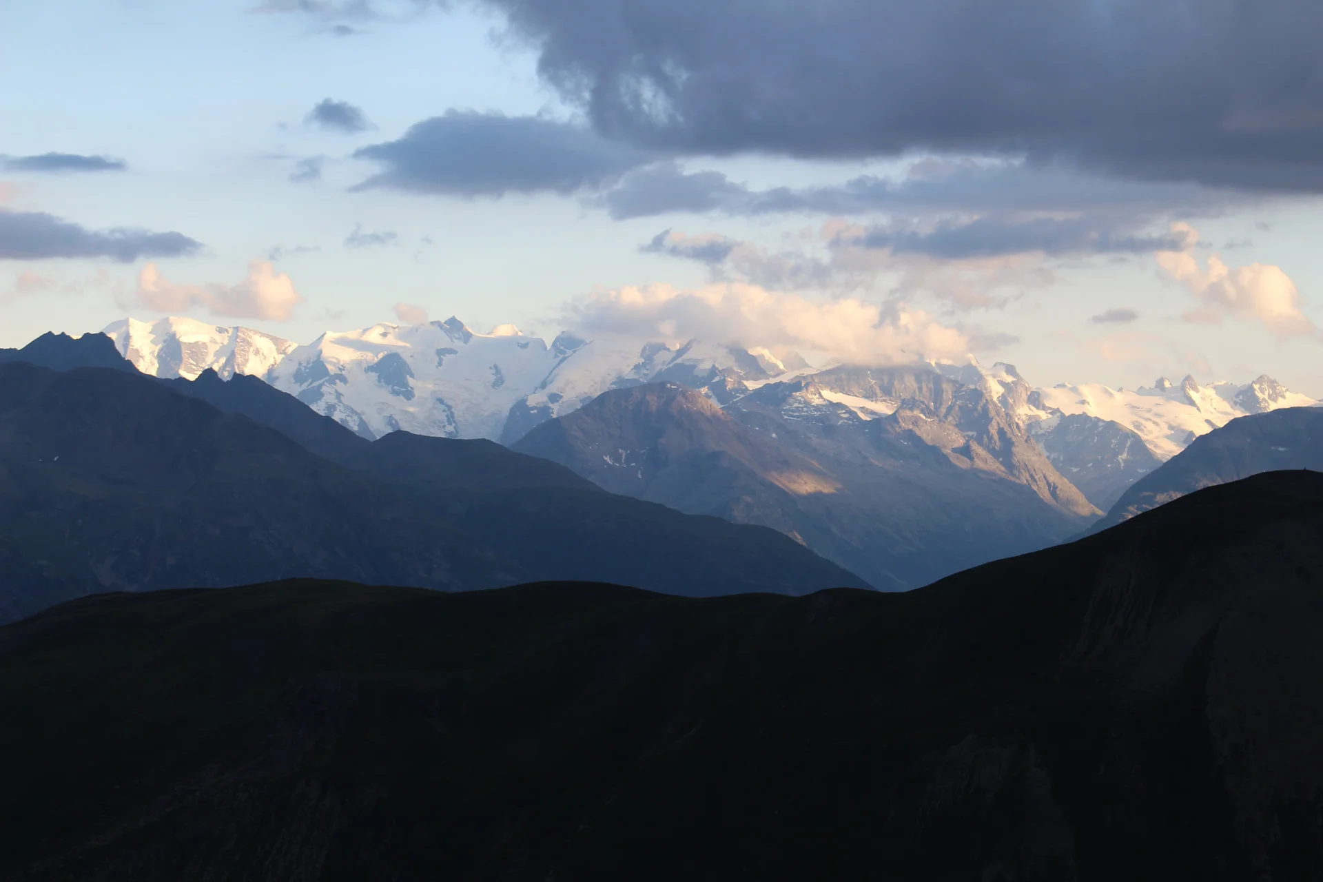 Abendstimmung auf der Chamanna d’Es-cha (2594 m) mit herrlichem Bernina-Blick | © Stefan Weinmann