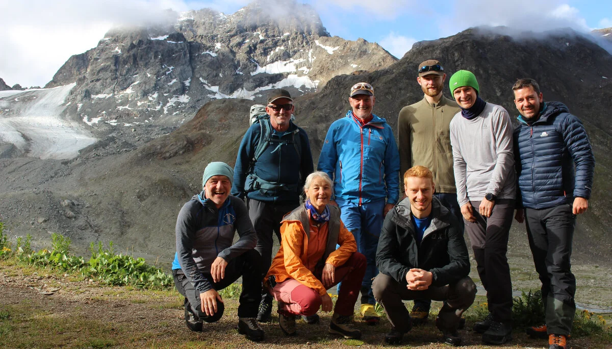 Die Bergsteigergruppe am Morgen nach der Besteigung des Piz Kesch im Hintergrund | © Stefan Weinmann