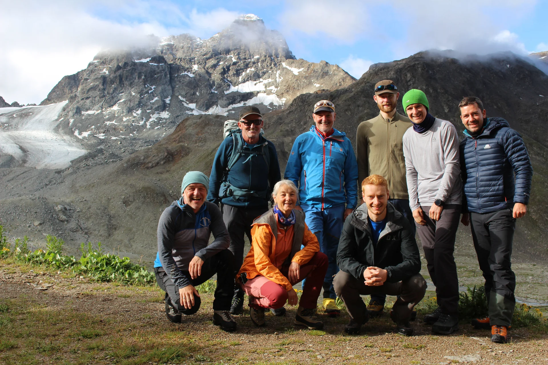 Die Bergsteigergruppe am Morgen nach der Besteigung des Piz Kesch im Hintergrund | © Stefan Weinmann