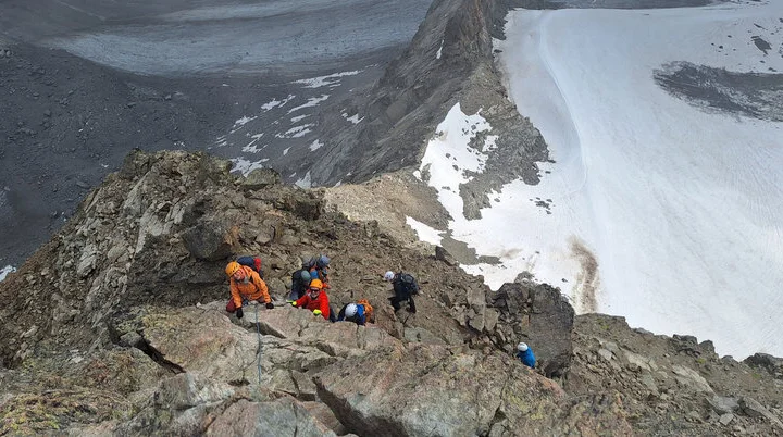 Kletterei am Gipfelaufschwung des Piz Kesch nach der Gletscherquerung | © Stefan Weinmann