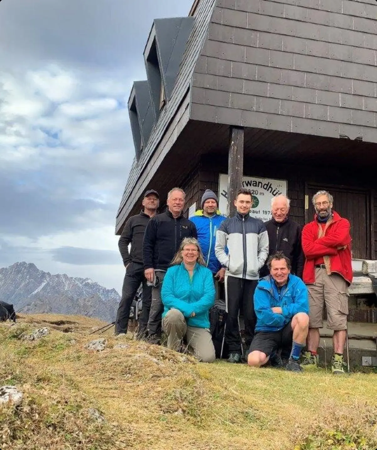 Heiterwandhütte mit Helfer | © Reiner Hils