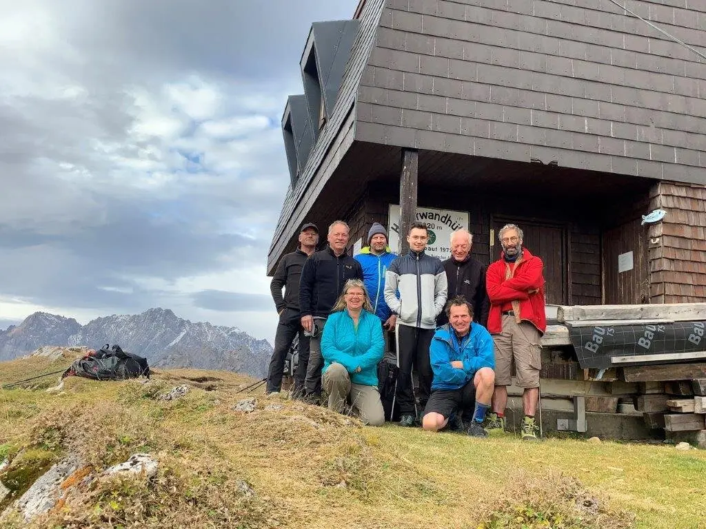 Heiterwandhütte mit Helfer | © Reiner Hils