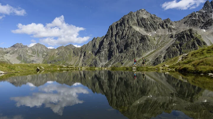 Wandern an einem Bergsee | © DAV/Wolfgang Ehn